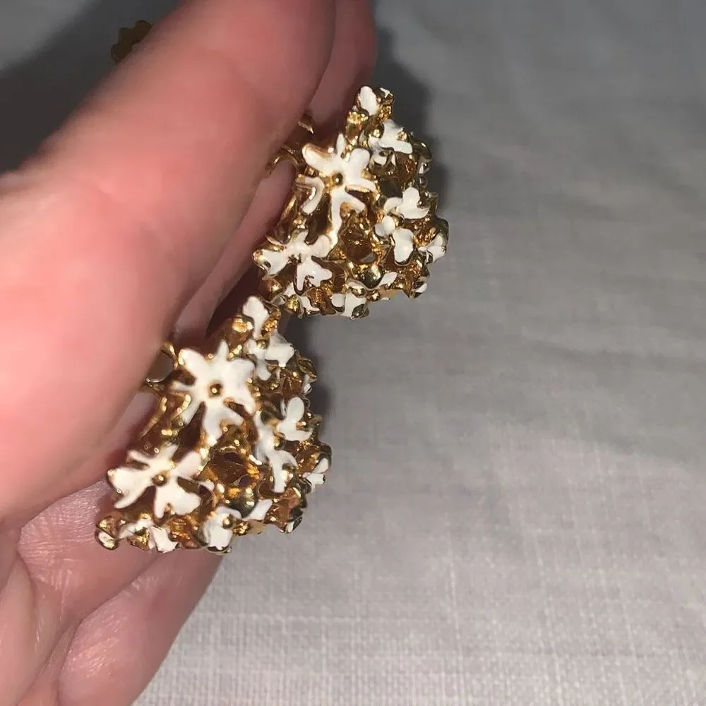 Vintage Un Marked‎ Gold Tone White Enamel Floral Dome Clip on Earrings